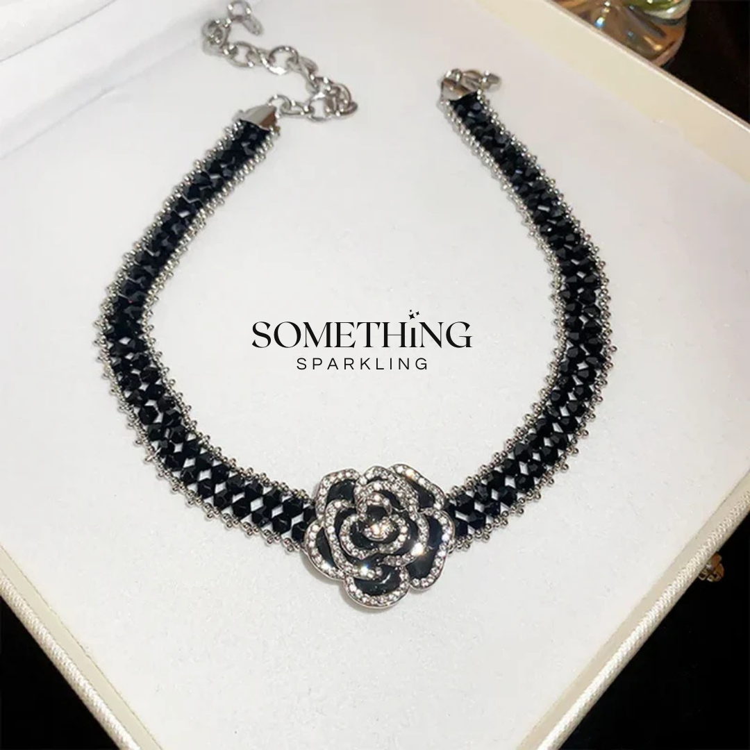 Collar estilo channel - Rosa negra