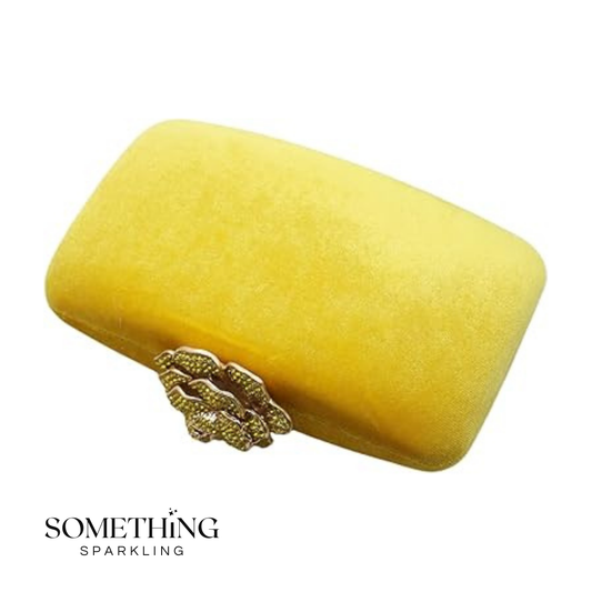 Clutch Amarilla con broche de flor