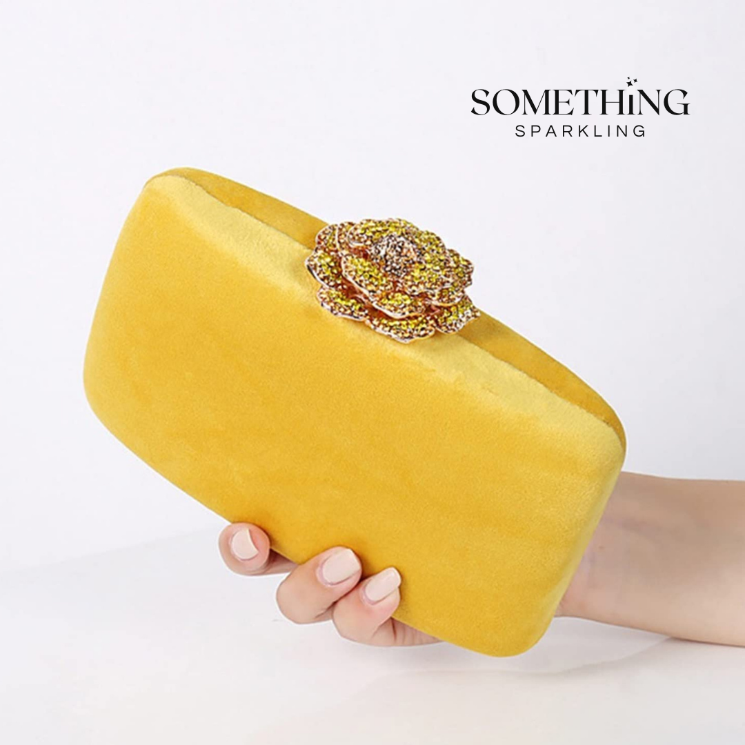Clutch Amarilla con broche de flor
